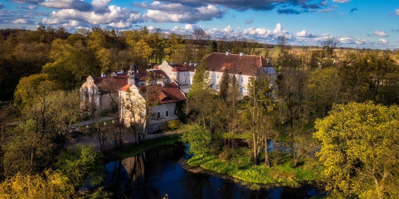 Schloss Herrenhaus Hotel Restaurant Unterkunft Appartements Zimmer in Polen Masuren